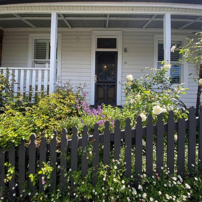 Charming Cottage Nestled In Prime Location Launceston Exterior photo